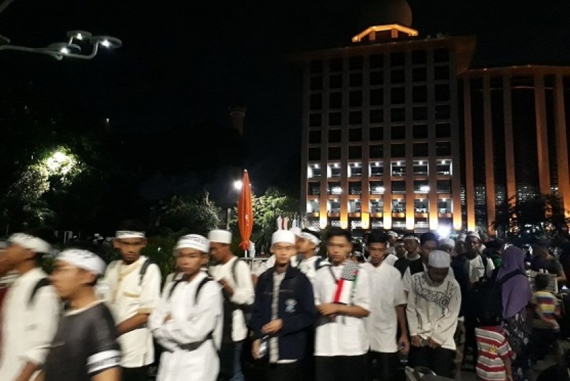 Peserta Reuni 212 mulai meninggalkan Masjid Istiqlal menuju Lapangan Monas, Sabtu (2/12)