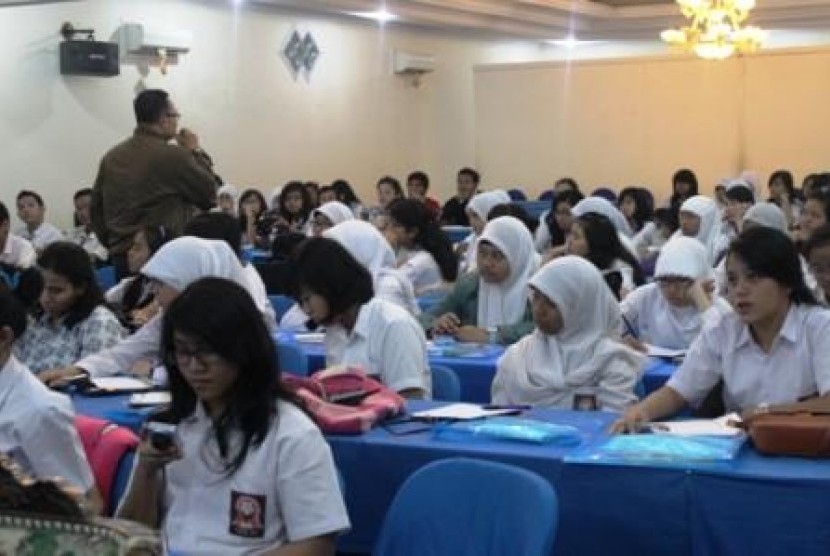 Peserta ROL to School untuk pelajar SMA se-Jakarta Timur di Bogor, Senin (21/5).