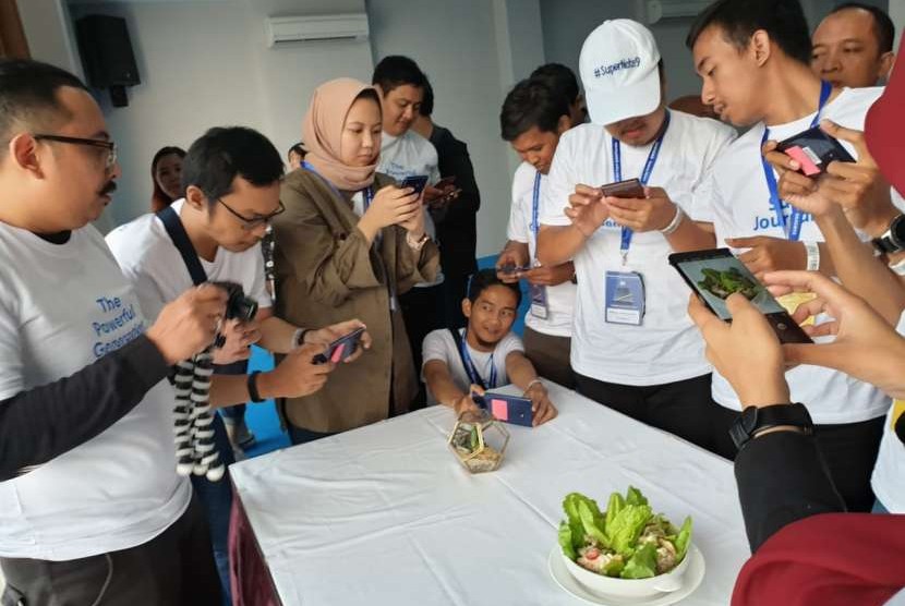 Peserta Samsung Galaxy Note 9-Watch “The Powerful Generation Workshop” mencoba fitur scene optimizer pada Galaxy Note9 di Bintan, Kepulauan Riau, Selasa.