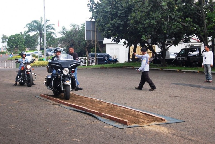 peserta sedangn menjaalani praktik safety riding 