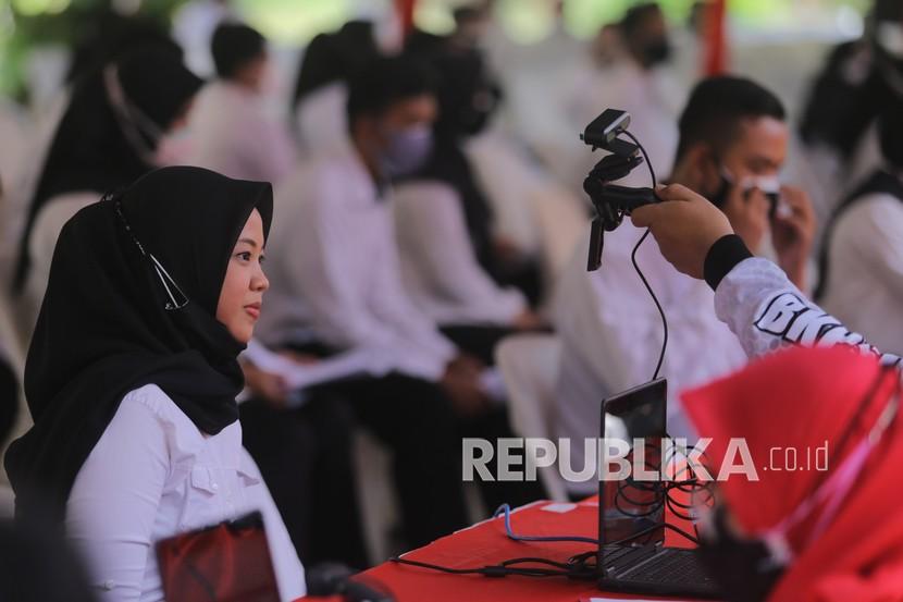 Peserta seleksi kompentensi dasar CPNS melakukan registrasi ulang sebelum mengikuti tes di gedung PGRI, Indrmaayu, Jawa Barat, Rabu (13/10/2021). Sebanyak 3776 orang mengikuti seleksi kompentensi dasar CPNS dan PPPK tersebut. 