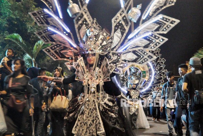 Peserta Semarang International Night Carnival melintas di kawasan Tugumuda, Semarang. ilustrasi (Republika/Bowo Pribadi)