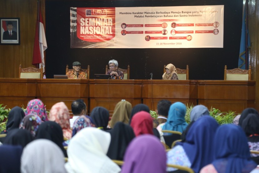 Peserta Seminar Nasional Bahasa Indonesia sedang menyimak pemaparan dari narasumber.