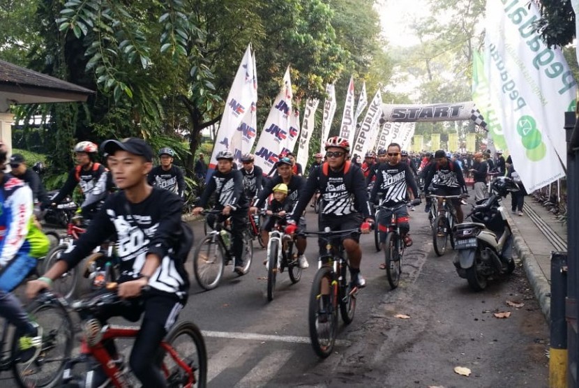 Peserta sepeda santai Republika Go-West Java Bandung Lautan Api, Ahad (31/3), di Bandung, Jabar.