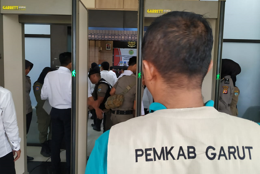 Peserta SKD CPNS diperiksa sebelum memasuki ruangan tes di Gedung Serba Guna, kompeks Bale Kota Tasikmalaya, Jumat (7/2). 