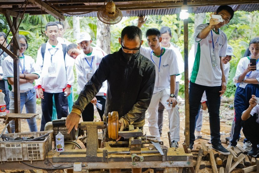 Peserta SMN 2016 mengunjungi pengrajin cobek. 