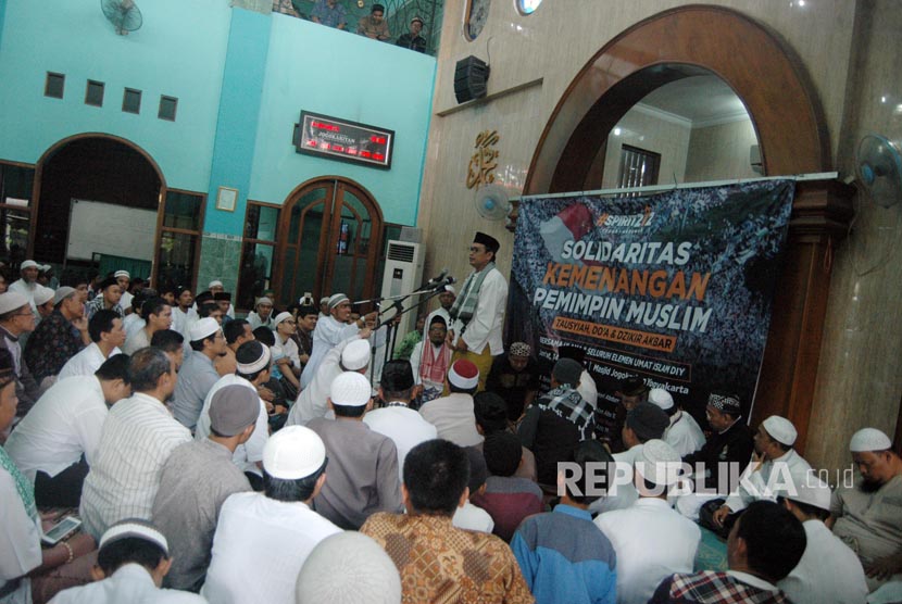 Peserta solidaritas Kemenangan Pemimpin Muslim mendengarkan tausiyah di masjid Jogokaryan, Yogyakarta (Ilustrasi)