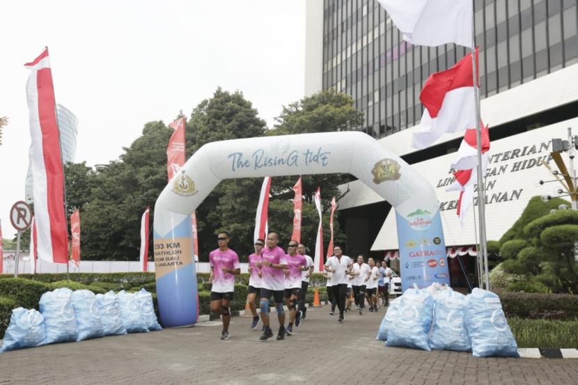 Peserta solo triathlon, Muryansyah menempuh Bali ke Jakarta sepanjang 1.293 kilometer (km) dari Bali ke Jakarta selama 30 hari. 