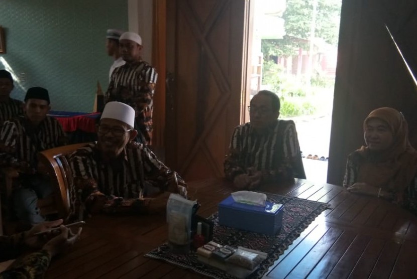 Peserta studi banding dari perwakilan ponpes dan Kantor Perwakilan BI DIY berdiskusi dengan pengasuh Ponpes al Ashriyyah, Bogor. 