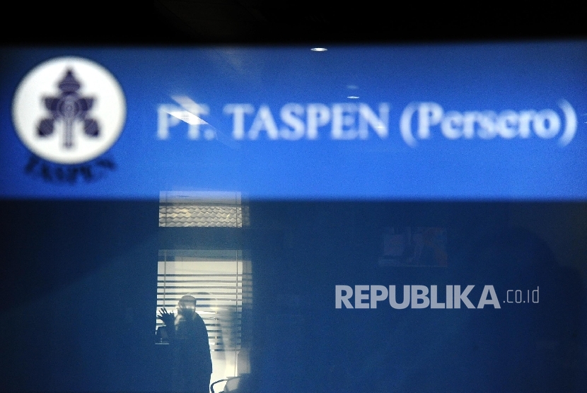 Peserta Tabungan dan Asuransi Pensiun melintas dikantor pusat Taspen , Jakarta, Senin (22/2). 