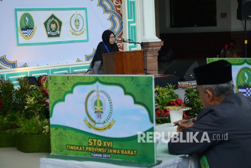Peserta tampil dihadapan juri pada Seleksi Tilawatil Quran (STQ) XVl tingkat Provinsi Jawa Barat, di Masjid Al-Mutaqin, komplek Gedung Sate, Kota Bandung, Senin (29/4).