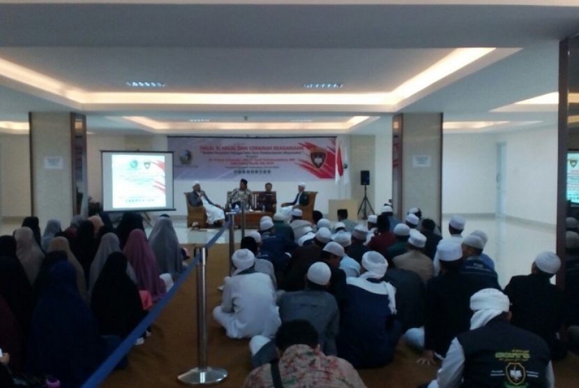 Peserta tengah mendengarkan paparan materi dalam seminar di Ponpes Al-Idrisiyah Kecamatan Cisayong Kabupaten Tasikmalaya Jawa Barat, Kamis (28/6). 