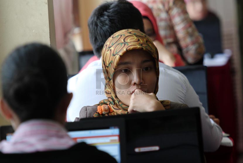  Peserta tes Calon pegawai Negeri Sipil (CPNS) melakukan simulasi tes secara online di kawasan Senayan, Jakarta, Rabu (20/8).(Republika/ Yasin Habibi)