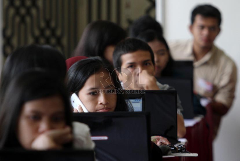  Peserta tes Calon pegawai Negeri Sipil (CPNS) melakukan simulasi tes secara online di kawasan Senayan, Jakarta, Rabu (20/8).(Republika/ Yasin Habibi)