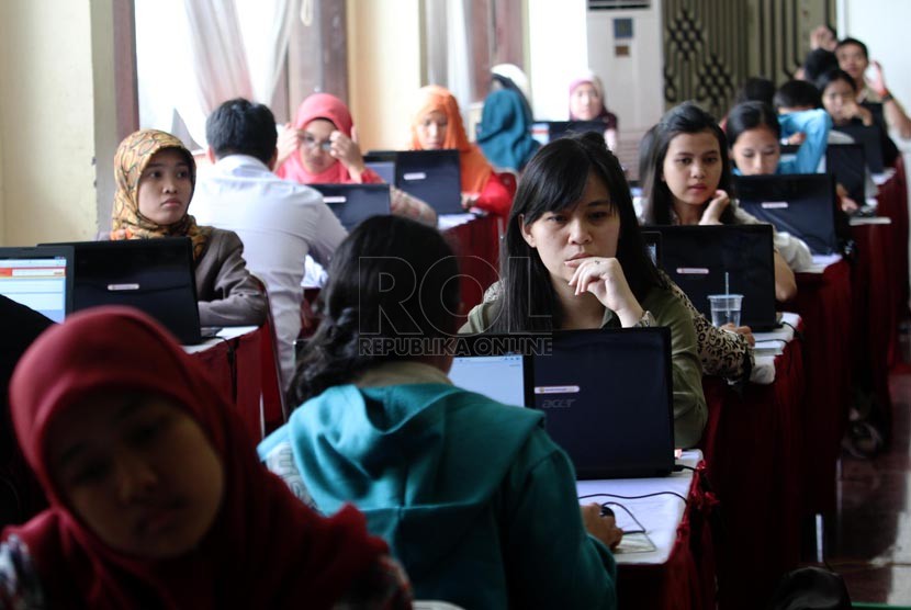  Peserta tes Calon pegawai Negeri Sipil (CPNS) melakukan simulasi tes secara online di kawasan Senayan, Jakarta, Rabu (20/8).(Republika/ Yasin Habibi)