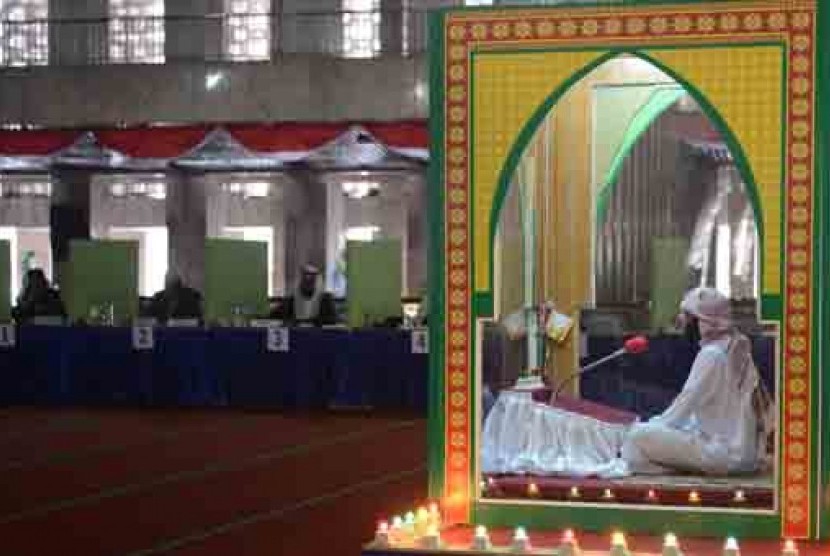 Peserta tilawatul Qur'an asal Jordan, Iyad Jamal Ankir mengikuti hafalan Al-Qur'an 30 juz saat Musabaqah Tilawatil Qur’an (MTQ) Internasional 2013 di Masjid Istiqlal, Jakarta, Kamis (12/9).