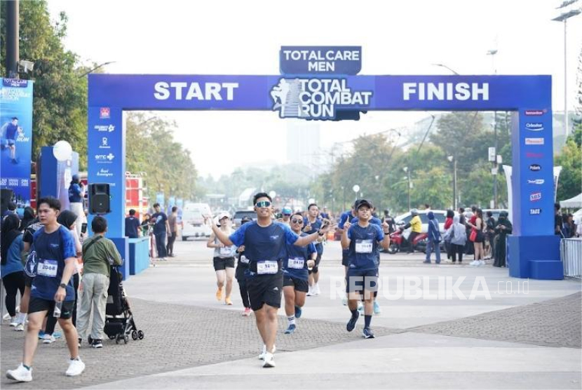 Peserta Total Combat Run 2025 mencapai garis finish di Gelora Bung Karno (GBK) Plaza Utara, Jakarta Pusat.