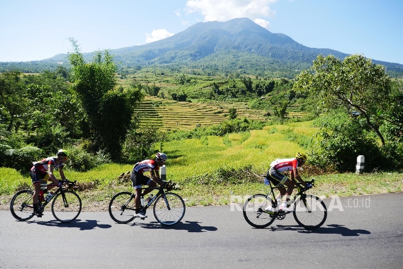 Peserta Tour De Flores 2016 (TDF) melintas di wilayah kecamatan Ruteng, di Etape ke V dengan rute Ruteng ke Labuan Bajo Flores, Senin (23/5)