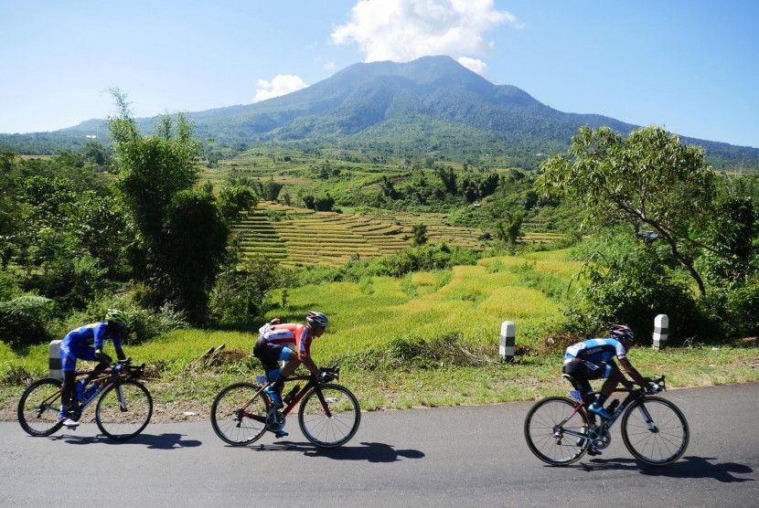 Peserta Tour De Flores 2016 (TDF) melintas di wilayah kecamatan Ruteng, di Etape ke V dengan rute Ruteng ke Labuan Bajo, Flores.
