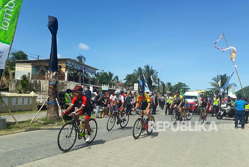 Peserta Tour de Lombok Mandalika 2018 memulai etape pertama dari Pantai Kuta, Mandalika, Lombok Tengah, menuju Kantor Gubernur NTB di Kota Mataram pada Jumat (13/4).