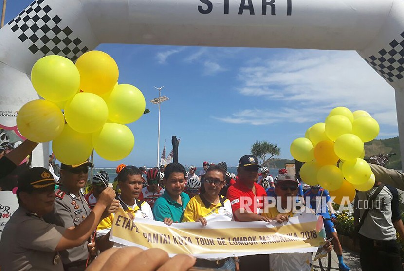 Peserta Tour de Lombok Mandalika 2018 memulai etape pertama dari Pantai Kuta, Mandalika, Lombok Tengah, menuju Kantor Gubernur NTB di Kota Mataram pada Jumat (13/4).