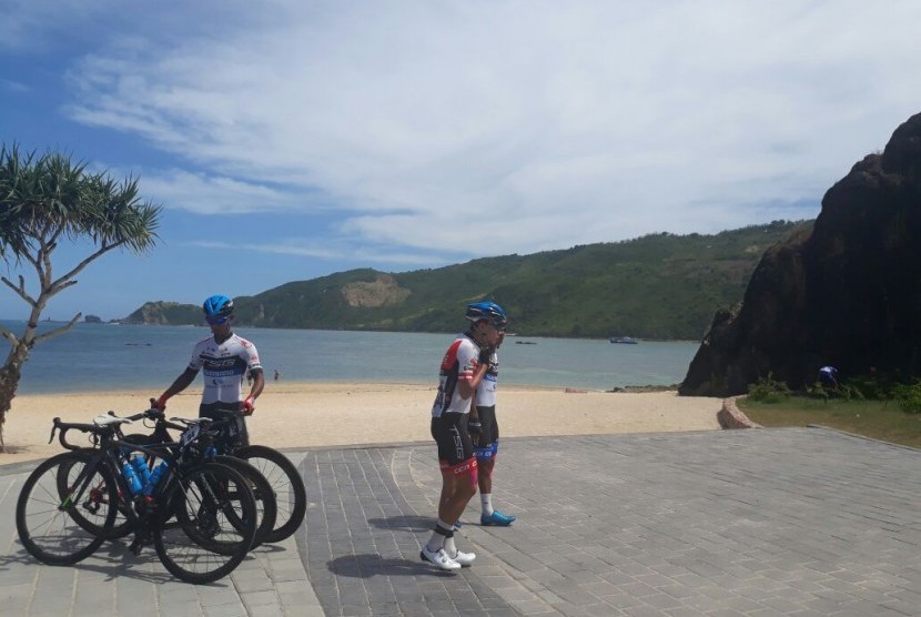 Peserta Tour de Lombok Mandalika 2018 memulai etape pertama dari Pantai Kuta, Mandalika, Lombok Tengah, menuju Kantor Gubernur NTB di Kota Mataram pada Jumat (13/4).  18 tim dari 24 negara yang ikut berlomba akan menempuh jarak sekitar 84,4 Km pada etape pertama ini.