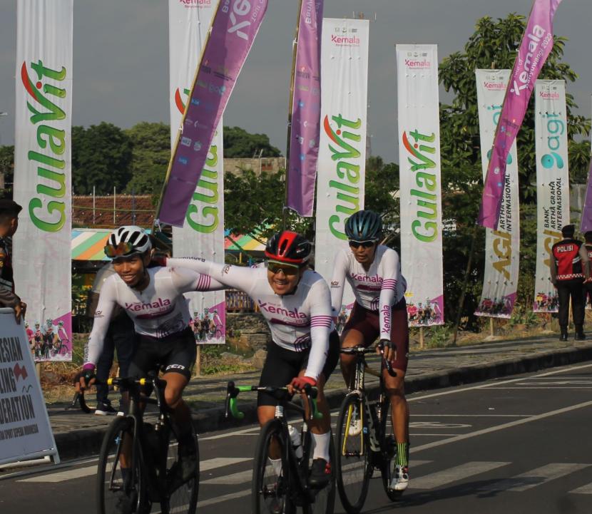 Peserta Tour of Kemala mencapai garis finish pada Ahad (8/10/2023). 