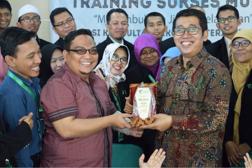 Peserta Training Asosiasi Konsultan Dompet Dhuafa dari seluruh Indonesia mendapatkan training Sukses Mulia dari Jamil Azzaini pada 27 Agustus 2017. 