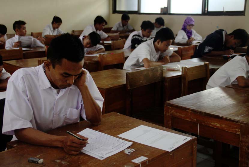 Peserta Ujian kejar paket B mengikuti Ujian Nasional Paket B di SMAN 22 Jakarta Timur, Selasa (6/5). 