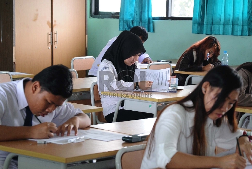 Peserta Ujian Nasional kesetaraan paket B SMP di SMU 80 Sunter, Jakarta Utara, Senin (4/5).  (Republika/Tahta Aidilla)