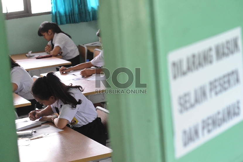 Peserta Ujian Nasional kesetaraan paket B SMP di SMU 80 Sunter, Jakarta Utara, Senin (4/5).  (Republika/Tahta Aidilla)