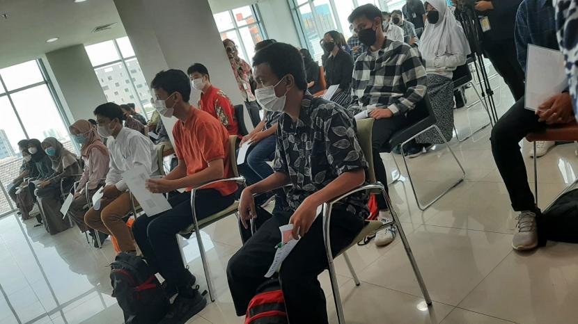 Peserta Ujian Tulis Berbasis Komputer-Seleksi Bersama Masuk Perguruan Tinggi Negeri (UTBK-SBMPTN) di Pusat UTBK UI Salemba, Jakarta Pusat, sebelum memasuki ruang ujian, Rabu (18/5/2022). 