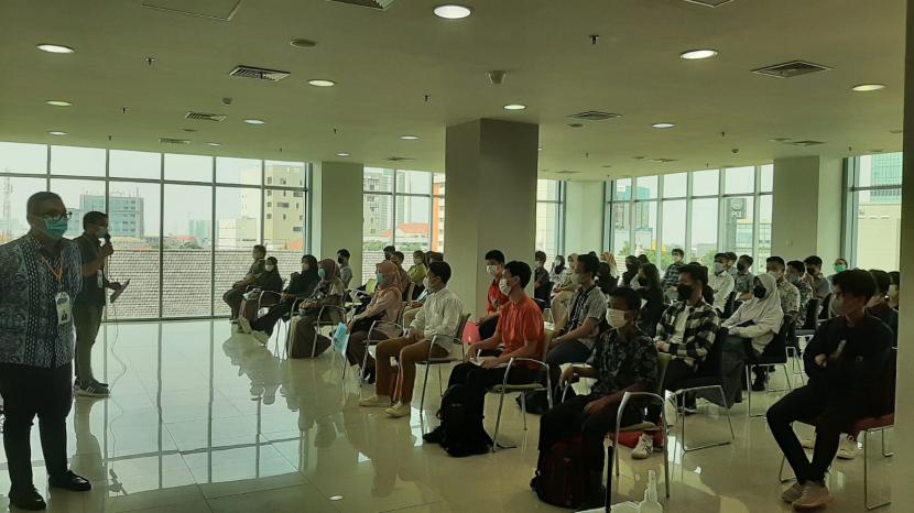 Peserta Ujian Tulis Berbasis Komputer-Seleksi Bersama Masuk Perguruan Tinggi Negeri (UTBK-SBMPTN) di Pusat UTBK UI Salemba, Jakarta Pusat, sebelum memasuki ruang ujian, Rabu (18/5/2022). (Ilustrasi)