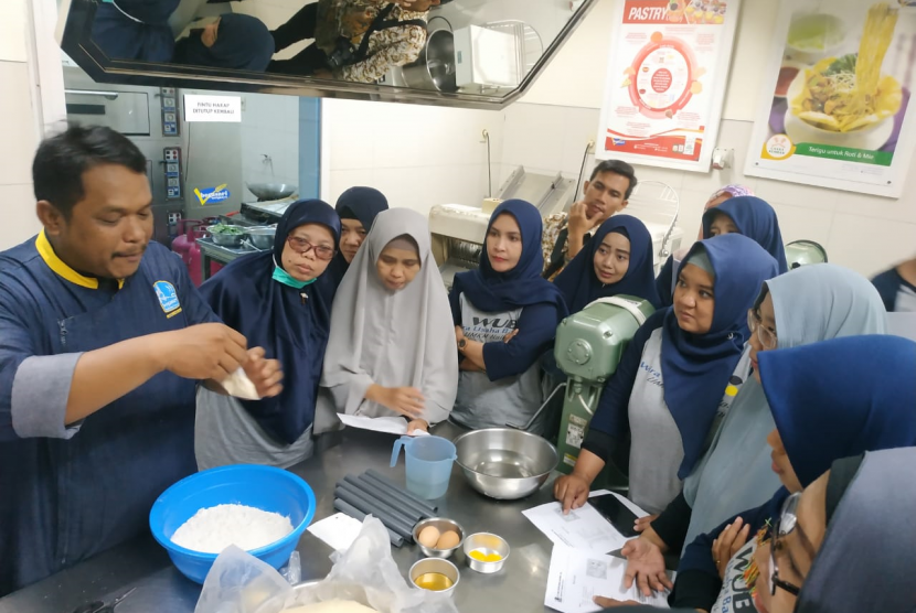 Peserta UMKM binaan DKUM Depok saat mengikuti pelatihan membuar donat di Bogasari Baking Centre, Cilincing Jakarta Utara.