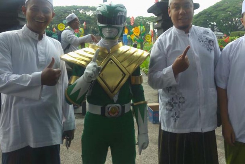 Peserta unjuk rasa berkostum Power Rangers