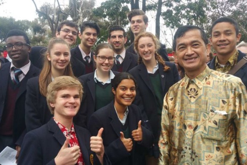 Peserta upacara pengibaran bendera dari Penleigh and Essendon Grammar School.