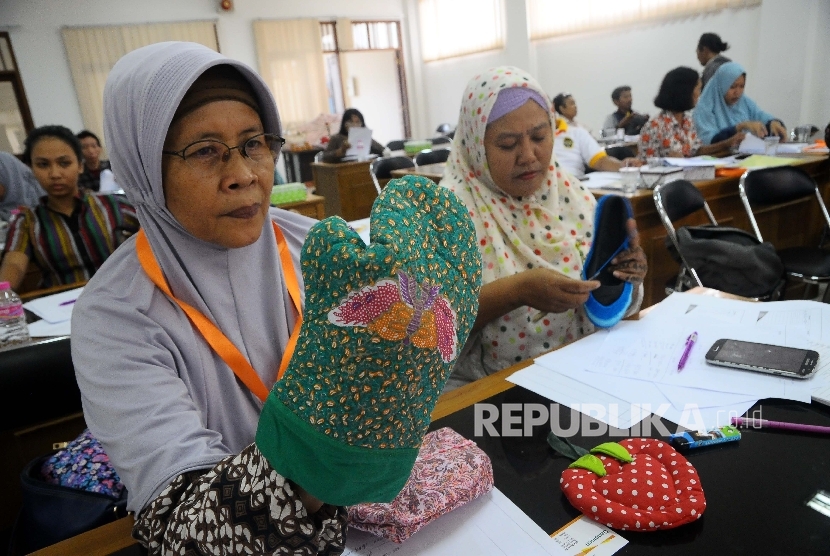  Peserta Usaha Kecil Menengah (UKM) mengikuti pelatihan usaha di Yogyakarta, Kamis (20/4).