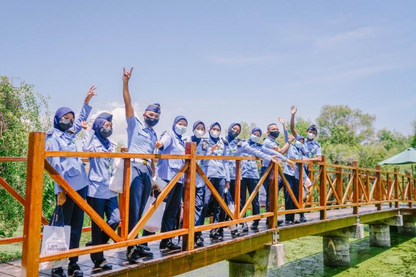Peserta vaksin menikmati udara segar di Taman Kehati, Kabupaten Indramayu.