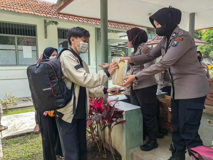 Peserta vaksinasi di Kota Malang mendapatkan hadiah minyak goreng. Hal ini dapat diperoleh ketika peserta mengikuti kegiatan vaksinasi di Kampus Polkesma, Jumat (17/6/2022). 