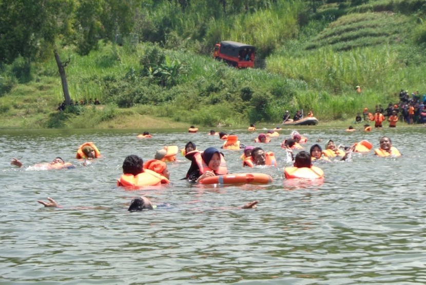 Peserta Volunteer Camp mendapat pelatihan water rescue.