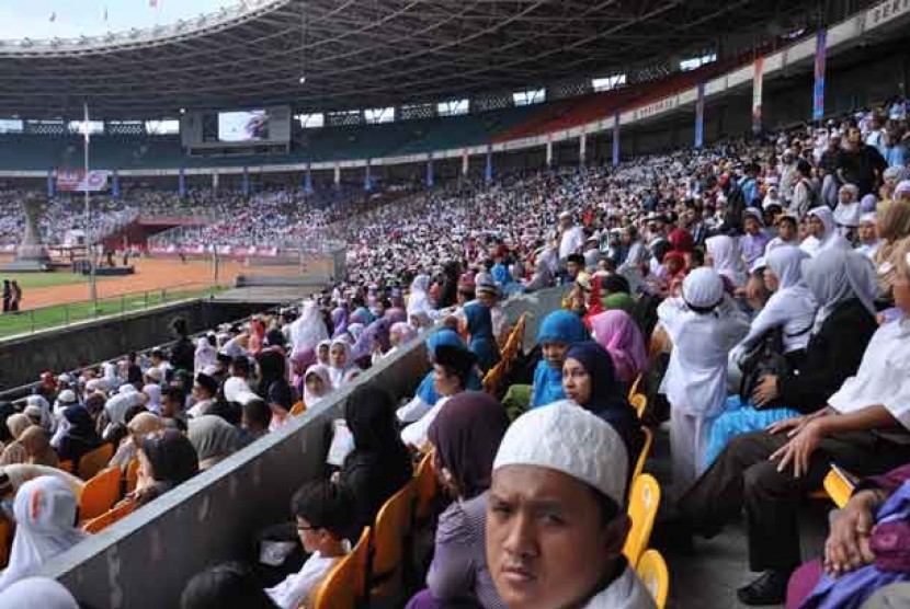   Peserta wisudawan penghafal Alquran memadati Stadion Utama Gelora Bung Karno (GBK) Senayan, Jakarta, Sabtu (30/3). 