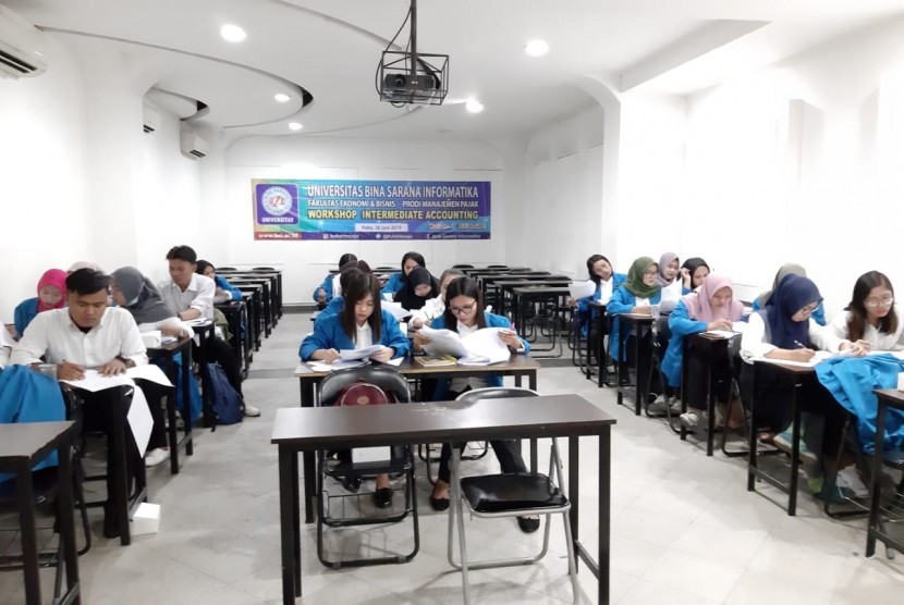 Peserta workshop mengerjakan studi kasus yang diberikan oleh panitia.