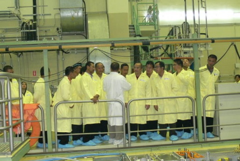 Peserta Workshop Teknologi Keselamatan PLTN berkunjung ke Reaktor Serba Guna GA Siwabessy (19/6-batan.go.id)