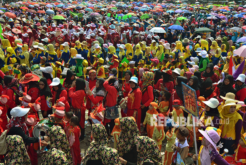 (Ilustrasi) Peserta yang terdiri atas siswa, orang tua, dan guru raudatul athfal (RA) mengikuti Karnaval RA di Kota Tasikmalaya, Jawa Barat, Selasa (17/4). 