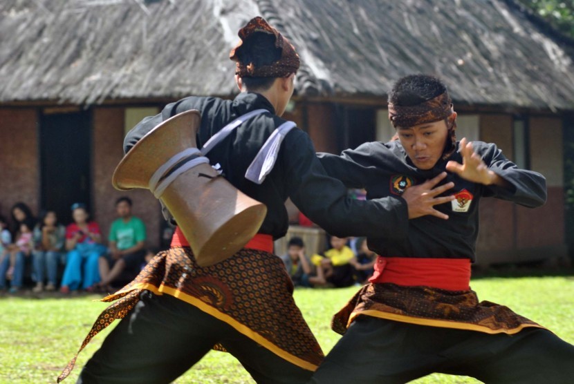 Pesilat Cimande unjuk kebolehan memperagakan jurus 'berebut seeng'