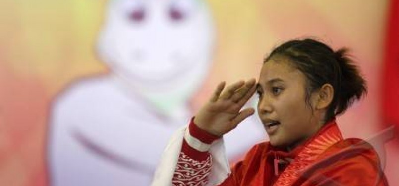 Pesilat Indonesia, Amelia Roring, menyanyikan lagu Indonesia Raya saat menerima medali emas kelas E 65-70 kg SEA Games XXVI di Padepokan Pencak Silat, Taman Mini Indonesia Indah (TMII), Jakarta Timur, Kamis (17/11).