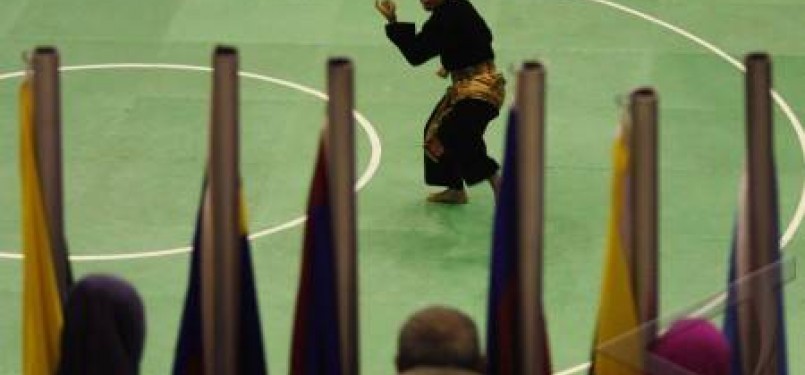 Pesilat Indonesia, Eko Wahyudi, saat tampil pada final nomor seni beladiri tunggal purta pencak silat Sea Games XXVI di Padepokan Pencak Silat, TMII, Jakarta Timur, Selasa (15/11).