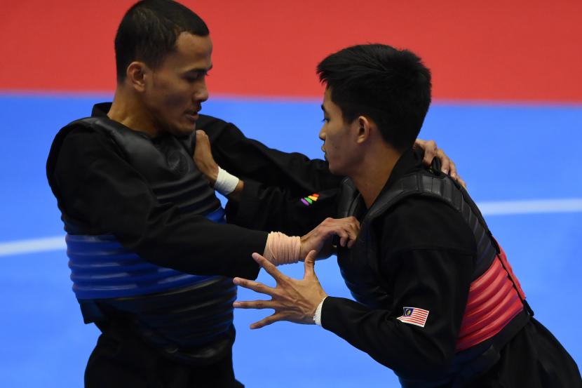 Pesilat Indonesia Khoirudin Mustakim (kiri) berusaha membanting pesilat Malaysia Muhammad Khairi Adib Bin Azhar (kanan) pada final kelas B 50-55 Kg Pencak Silat SEA Games 2021 Vietnam di Bac Tu Liem Sport Center, Hanoi, Vietnam, Senin (16/5/2022). Pesilat Indonesia Khoirudin Mustakim meraih medali perak setelah kalah dari pesilat Malaysia Muhammad Khairi Adib Bin Azhar. 