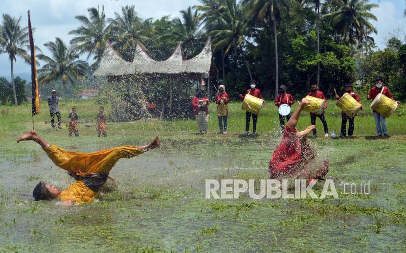 Pesilat menampilkan Silek Lanyah kepada tamu yang merupakan bentuk pariwisata di Desa Kubu Gadang, Kota Padangpanjang, Sumatera Barat, Sabtu (13/4/2021). 