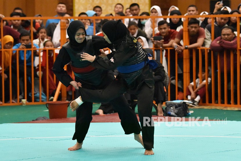 Mahasiswi Amikom ukir prestasi di Kejurnas Pencak Silat. Foto pesilat putri bertanding, (ilustrasi).